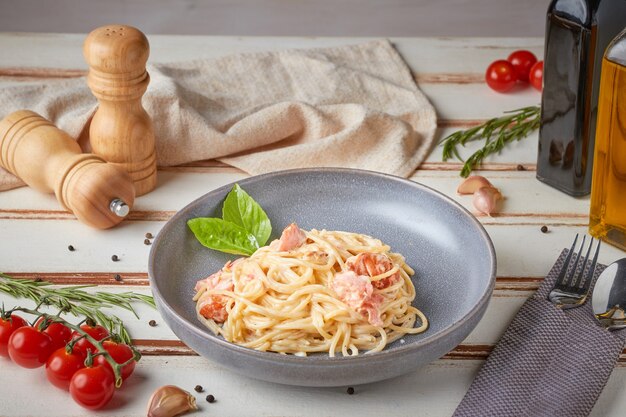 Salmone Pasta, Holz weiß