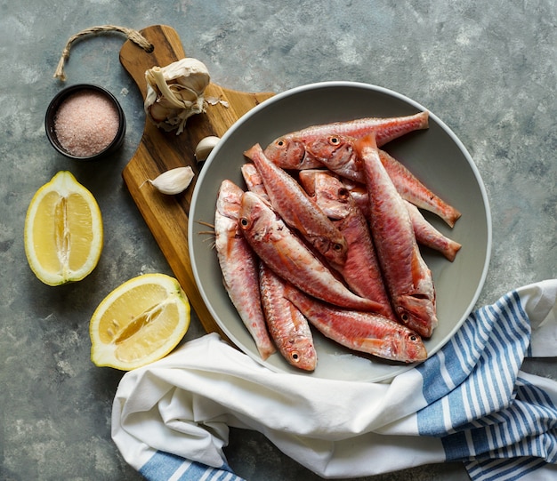 Salmonetes crudos frescos en el plato