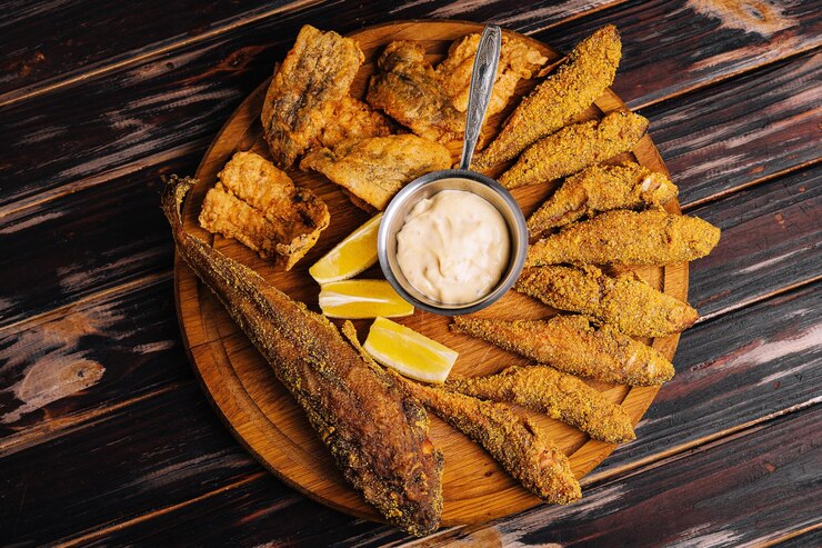 Salmonetes fritos sobre tabla de madera
