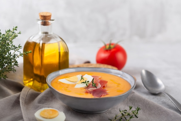 Salmorejo cordobes sopa de tomate típica espanhola semelhante ao gaspacho, coberto com jamon serrano e ovos