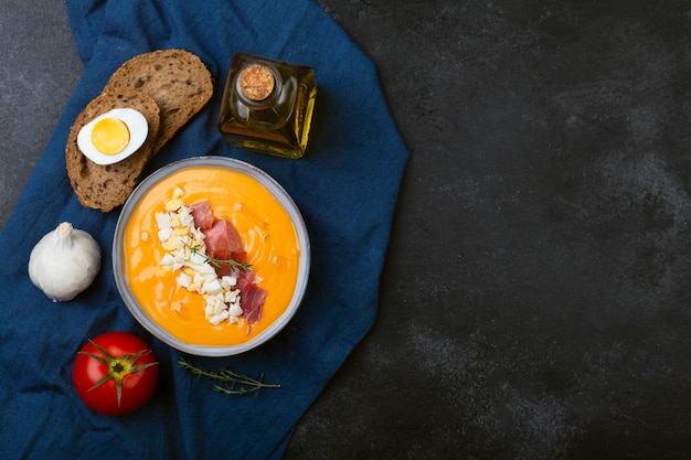 Salmorejo Cordobes typisch spanische Tomatensuppe ähnlich der Gazpacho, belegt mit Jamon Serrano und Eiern