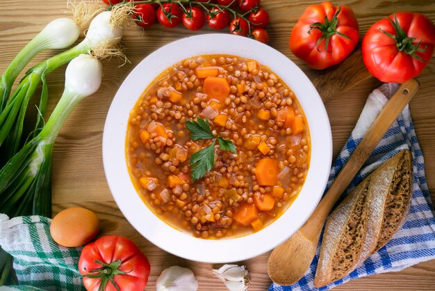 Foto salmorejo español tradicional sopa de tomate frío servida con huevo hervido jamón ibérico y aceite de oliva