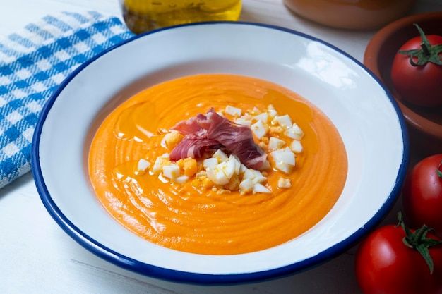 Salmorejo. Sopa española fría hecha con tomate y pan, servida con jamón y huevo.