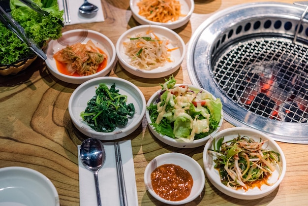 Salmuera coreana o conjunto de verduras de rábano en escabeche y condimento en un tazón