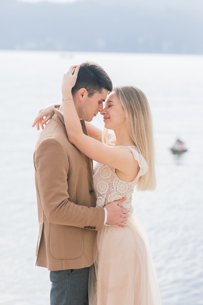 Salo, Italia. Pareja romantica enamorada