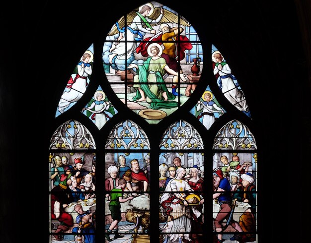 Salomé muestra la cabeza de San Juan el Bautista a Herodes vidriera en la iglesia de San Severino en París