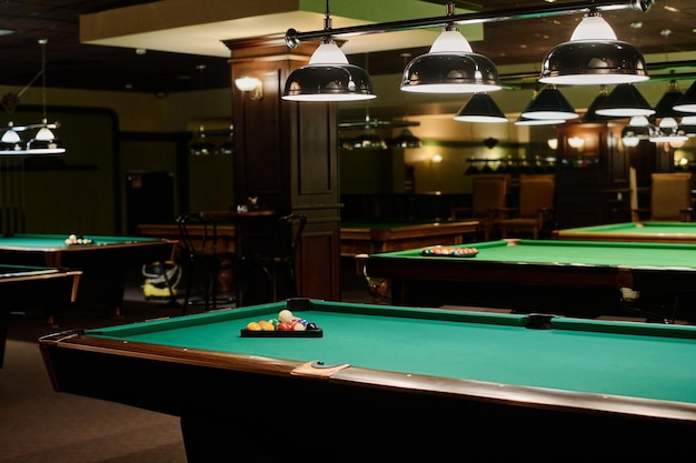 Salón amplio en un bar o pub moderno