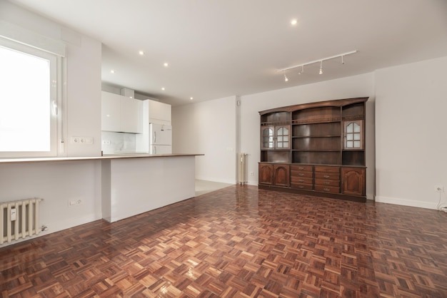 Salón en un apartamento con cocina abierta w