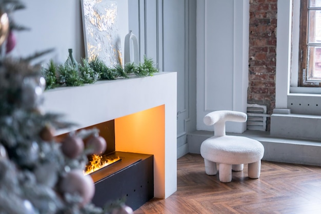 Salón con árbol de Navidad decorado, regalos y chimenea