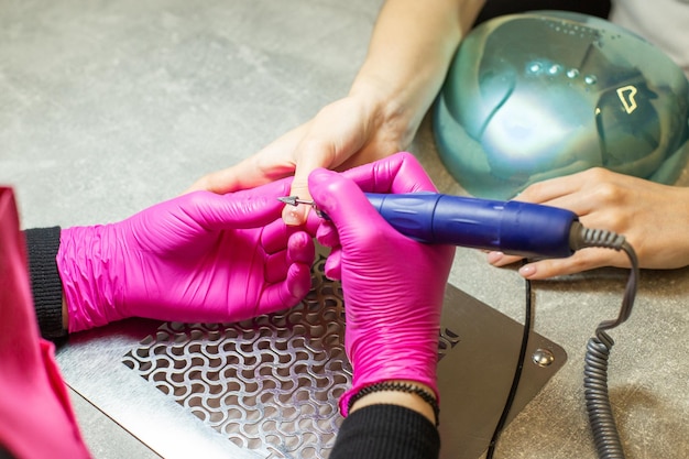 Salón de arte de uñas Proceso de máquina de manicura Concepto de cuidado de uñas Máquina de manicura