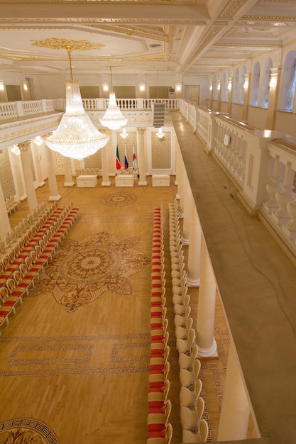 Salón de baile dorado y candelabro de cristal del ayuntamiento de KAZAN RUSSIA