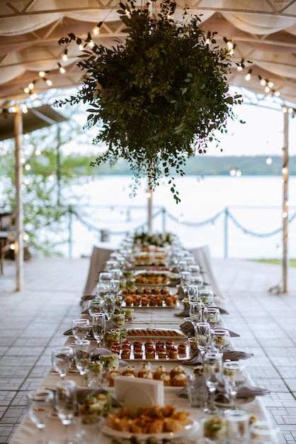 Salón de banquetes para bodas salón de banquetes con decoración atmosférica.