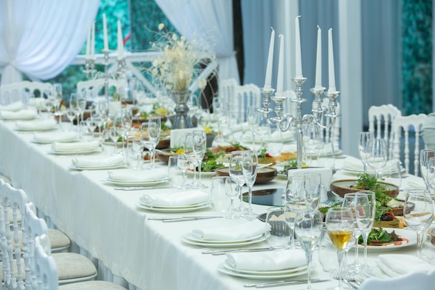 Salón de banquetes vacío listo para recibir invitados en la terraza de verano. mesa festiva blanca