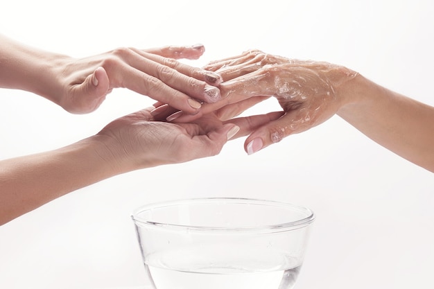 Salón de belleza, aplicar crema hidratante en las manos y masajear