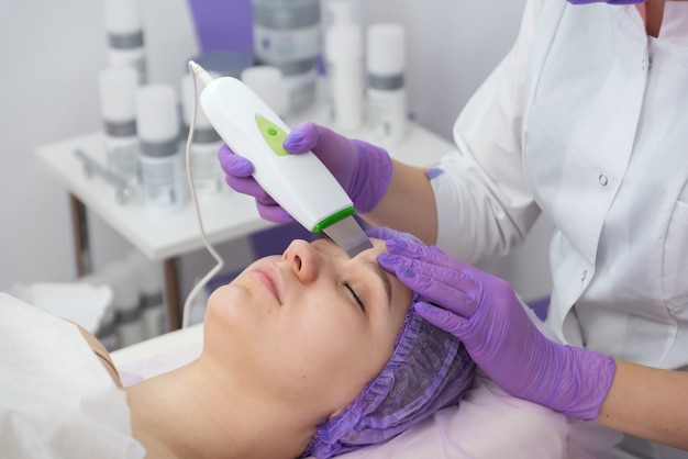 Salón de belleza la cosmetóloga hace un procedimiento de peeling de agua para el lado del cliente ver el concepto ...