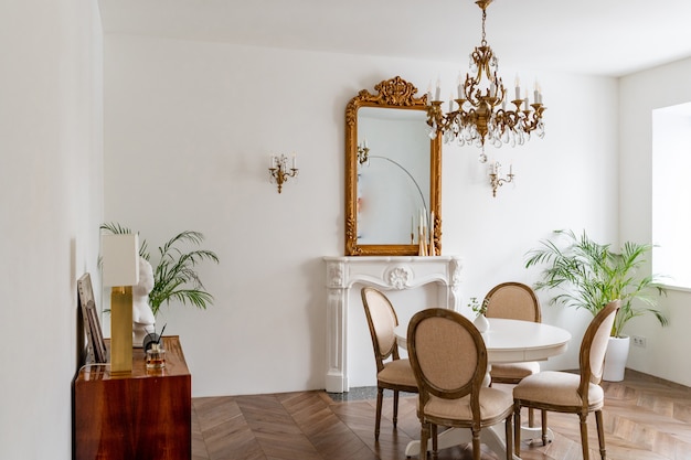 Salón blanco con decoración clásica.