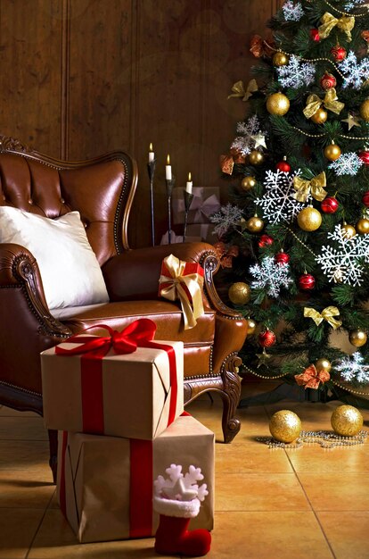 El salón de la casa está decorado para Navidad Árbol de Navidad decorado para las vacaciones