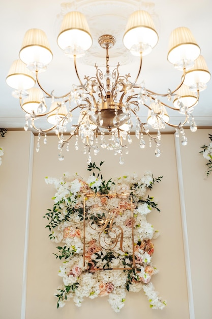 Salón de ceremonia de boda listo para parejas e invitados