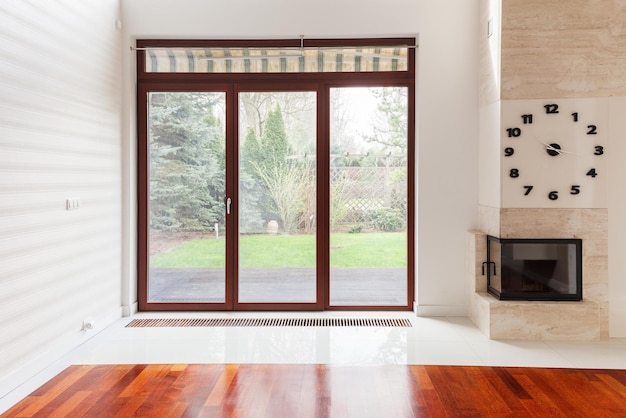 Un salón con chimenea y suelo de madera con cortina de rayas.