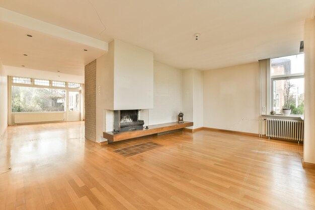 Foto un salón con chimenea y suelo de madera.