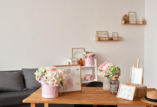 Salón y cocina rosa Apartamento tipo estudio Loft interior Estantes y decoración primaveral en habitación Alquiler y entrega de vivienda Hostal y hotel