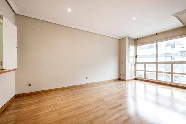 Foto salón comedor con gran ventanal de servicio a la cocina y suelos de parquet de roble