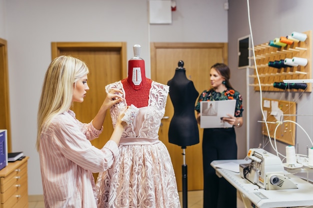 Foto salón de confección de vestidos de novia.