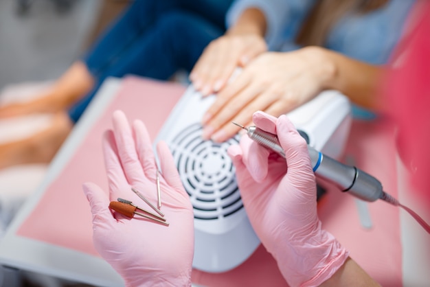 Salón de cosmetología, manicura, pulidora de uñas.