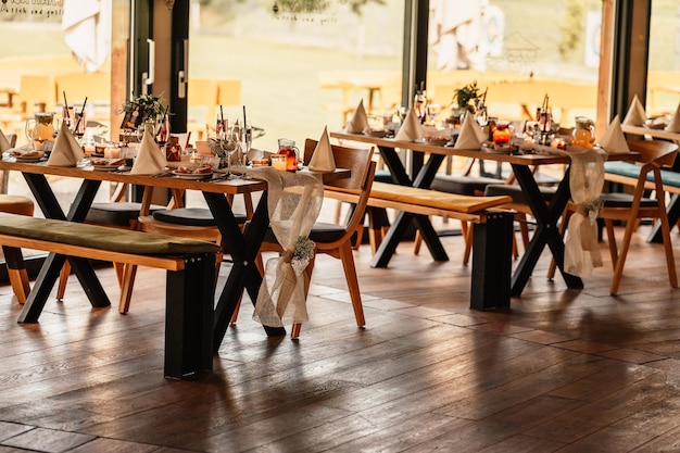 Salón decorado para la ceremonia de la boda Banquete de bodas Las sillas y la mesa redonda para los invitados se sirven con cubiertos de flores