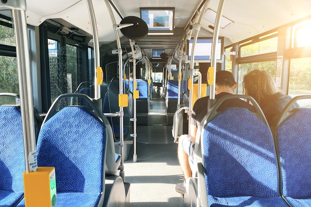 Salon des Stadtelektrobusses aus dem Inneren des Stadtverkehrs