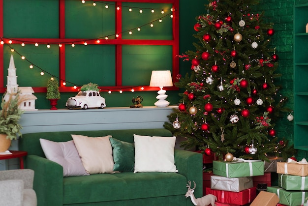 Salón elegante vacío decorado festivo con árbol de Navidad de hoja perenne permanente