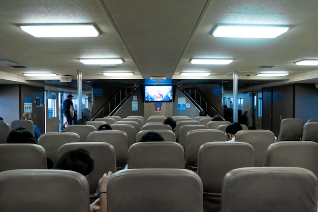 Salón de ferry de pasajeros. Transporte de personas entre las islas