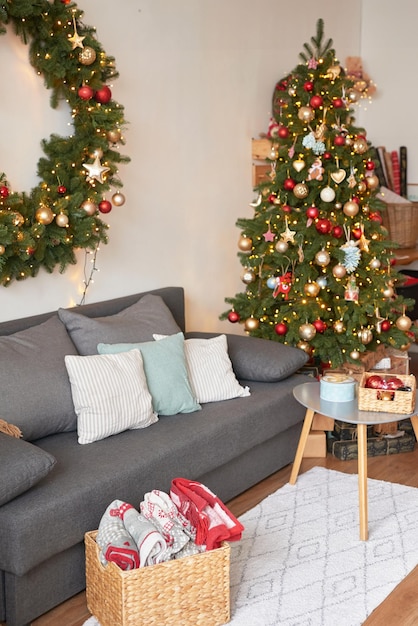 Foto salón interior árbol de navidad y corona celebración de año nuevo alquileres de vacaciones vacaciones de invierno y vacaciones