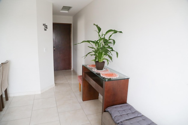 Salón interior en una casa con mesa y ventilador de techo marrón