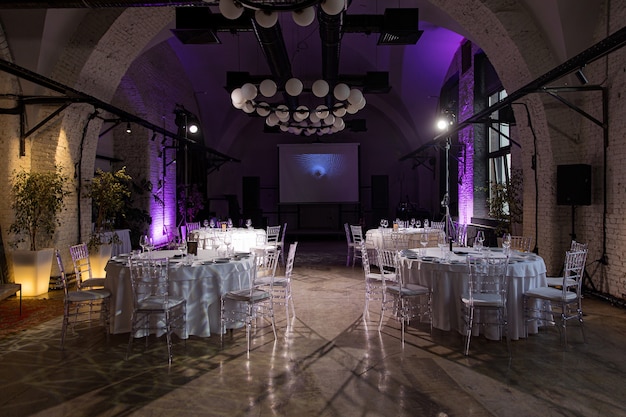 Salón interior con mesas para banquete o boda