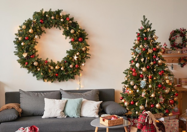 Salón interior Árbol de Navidad y corona Celebración de año nuevo Alquileres de vacaciones Vacaciones de invierno y vacaciones