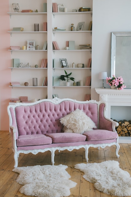 Foto salón interior con sofá vintage y estantería