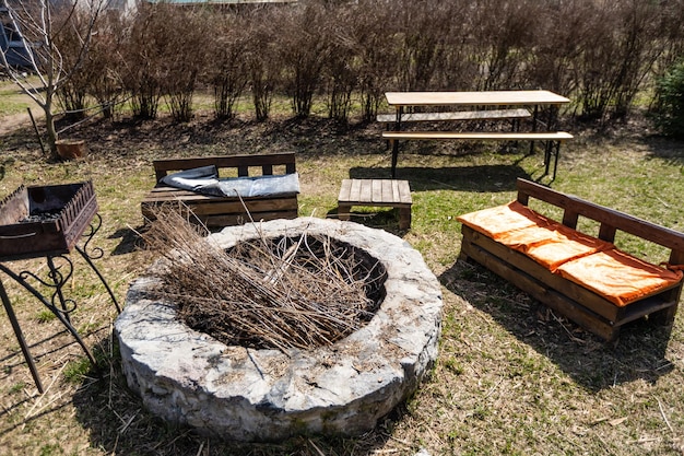 Salón para invitados en el exterior, sofás y sillas alrededor de la mesa.