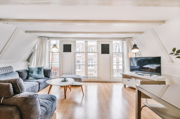 Salón luminoso en una casa de lujo moderna