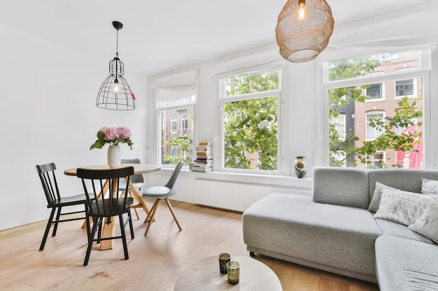 Salón luminoso en una casa de lujo moderna