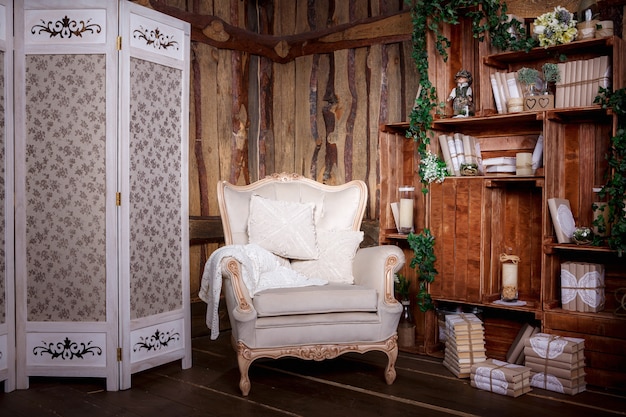 Salón de madera con silla y estantería beige.