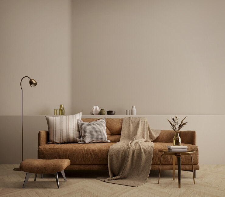 Salón marrón con mesa de sofá y lámpara.