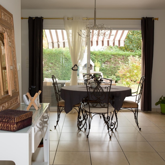 Salón moderno con mesa y sillas