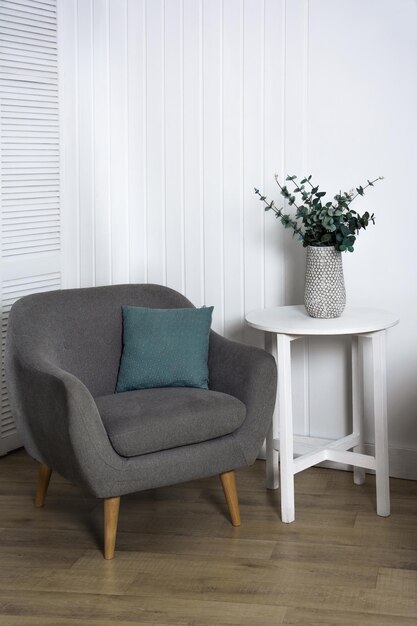 Salón moderno En el salón hay un sillón y una mesa blanca.