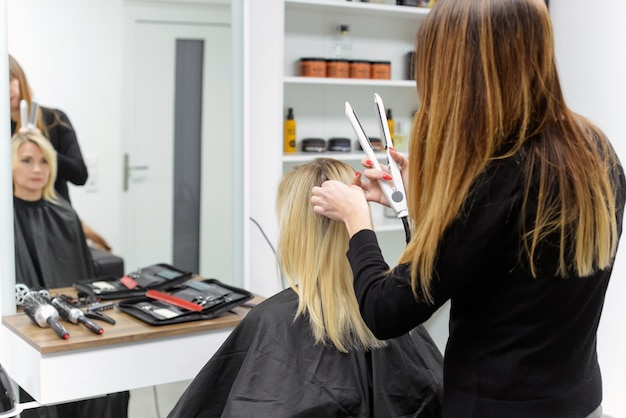 Salon. Nahaufnahme eines weiblichen Haarschnitts, Meister in einem Friseursalon