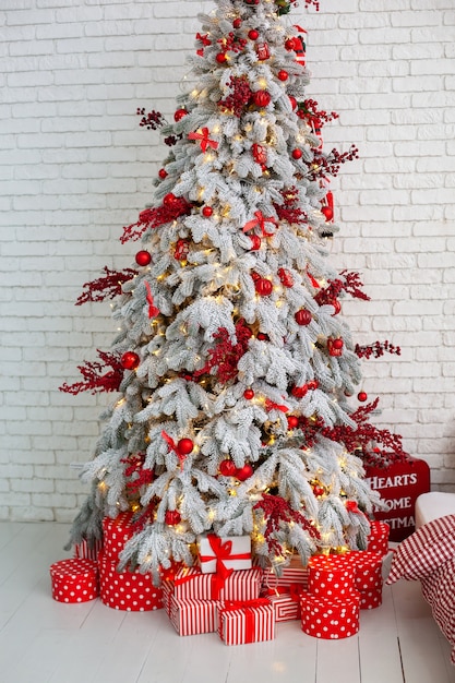 Salón de Navidad con árbol de Navidad y regalos.