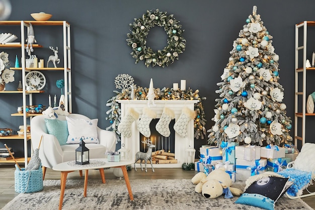 Salón de Navidad. Fondo de árbol de Navidad de decoración azul y blanco. Celebración de Año Nuevo. Feliz navidad y próspero año nuevo.