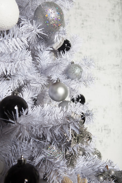 Salón navideño con árbol. Tonos de azul. Felices fiestas.