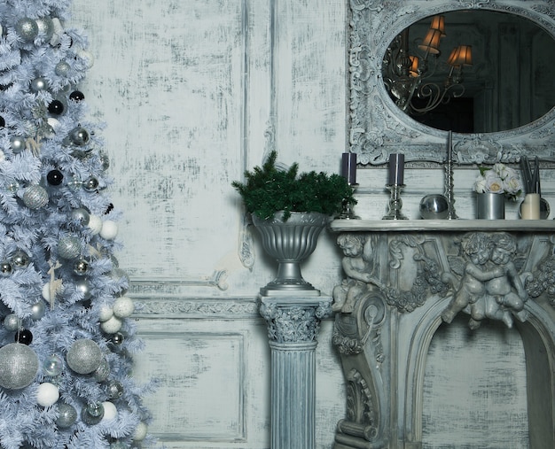 Salón navideño con arbol