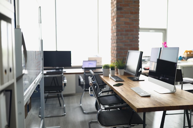 Salón con puestos de trabajo para empleados